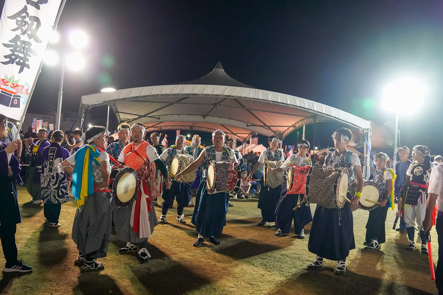 山田祭りの夜、輪になって太鼓を打つ関口剱舞の打ち手たち