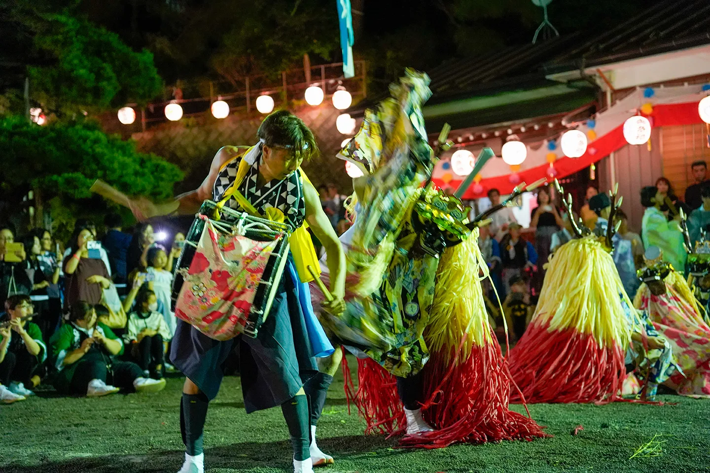 山田祭りの夜、太鼓の打ち手と舞い交わす鹿頭の踊り手たち