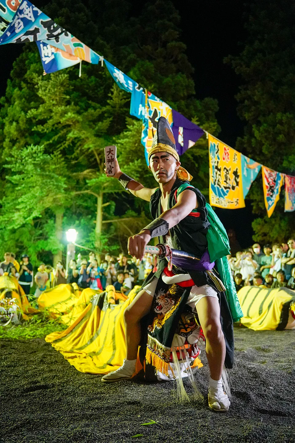 山田祭りの夜、虎舞の虎とともに見得を切る烏帽子姿の演者