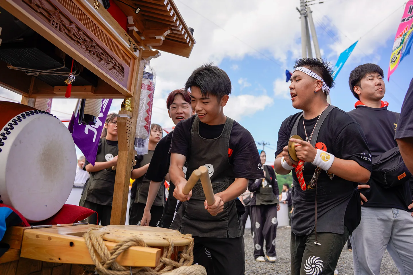 山田祭りの山車で太鼓を打ち鳴らす山田八幡宮の若者たち