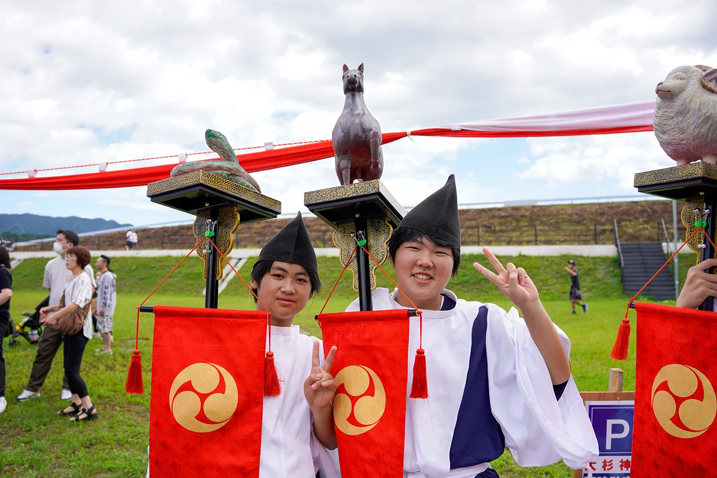 山田祭りで干支の御神像の前に立つ烏帽子姿の大杉神社の少年たち