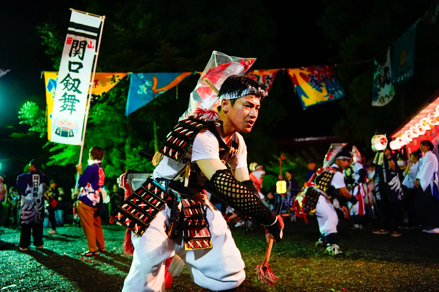 山田祭りの夜、幟を背に演舞する関口剱舞の踊り手
