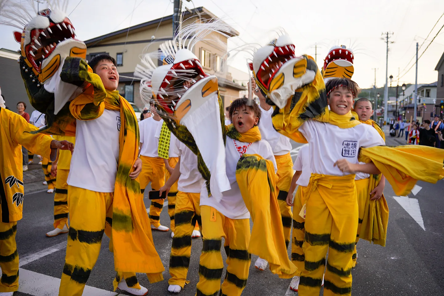 山田祭りで虎頭を掲げて練り歩く境田虎舞の子どもたち
